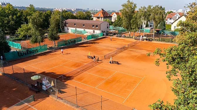 Antukové kurty TK Neridé v Hostivaři, kde zážitkové směny probíhají